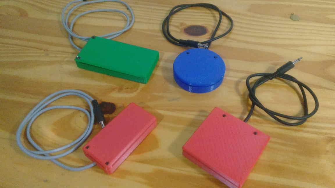 Imagen de varios pulsadores con cable y su conector de 3,5 milímetros